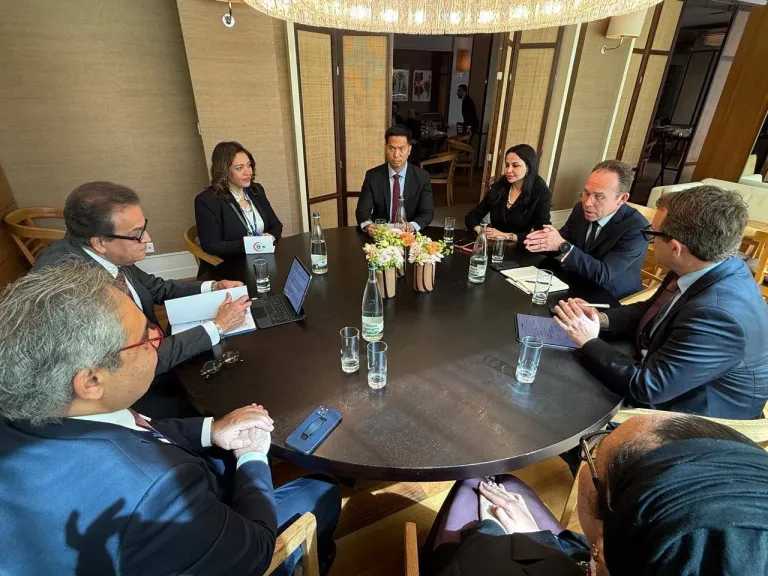 وزير الصحة يشارك في مائدة مستديرة لتعزيز صحة المرأة ومكافحة الأمراض غير المعدية بإقليم شرق المتوسط