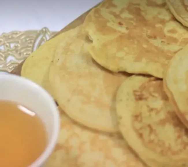 وصفة سهلة وشهية.. خطوات تحضير بان كيك بالجبنة القريش
