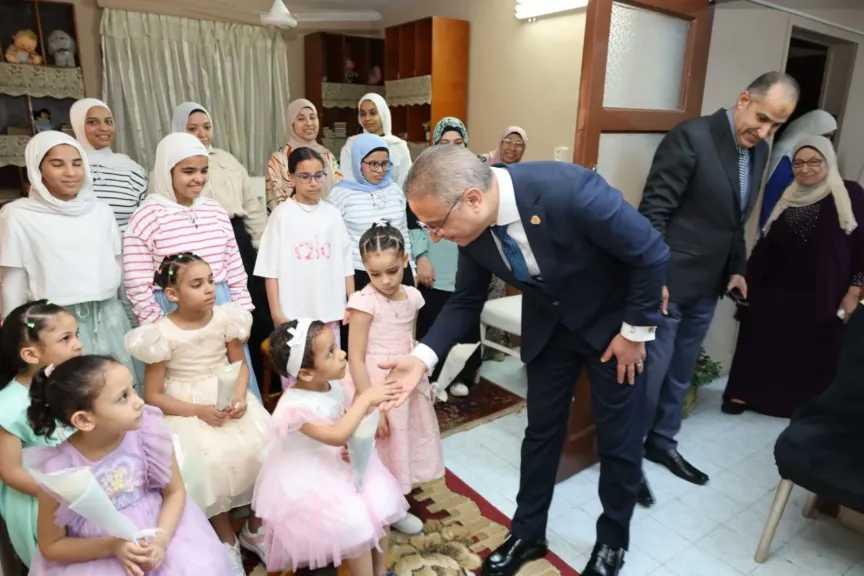 لفتة إنسانية.. محافظ الجيزة يشارك فتيات مؤسسة الرعاية الاجتماعية بإمبابة فرحة عيد الأضحى