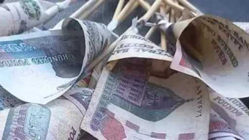 شاب يحوّل 3 آلاف جنيه إلى باقة زهور كعيدية لخطيبته في عيد الأضحى