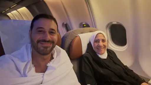 والدة أحمد السعدني ترافقه في مناسك الحج والجمهور يتفاعل مع ظهورها النادر والدة أحمد السعدني ترافقه في مناسك الحج والجمهور يتفاعل مع ظهورها النادر