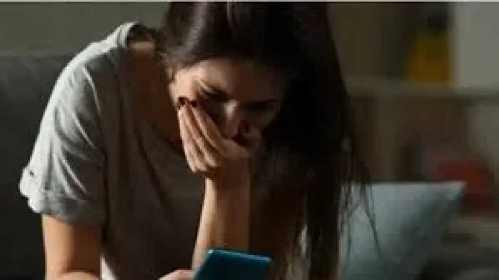 إحالة شاب للجنايات بتهمة ابتزاز خطيبته السابقة ونشر صورها