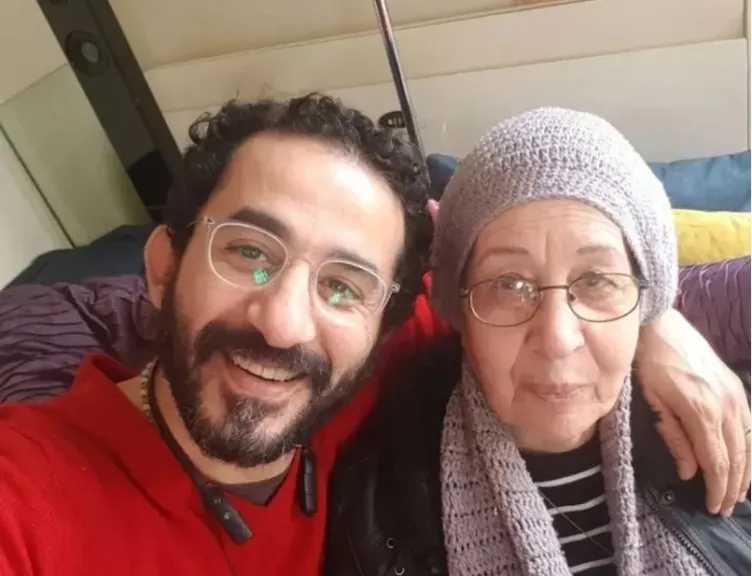 بعد رحيلها.. ”انا حوا” ينشر صور خاصة جمعت أحمد حلمى بوالدته