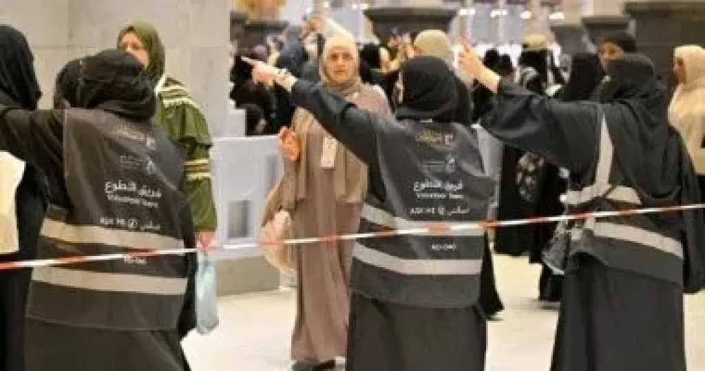 المرأة السعودية تبرز بكفاءة واحترافية في خدمة ضيوف الرحمن داخل المسجد الحرام