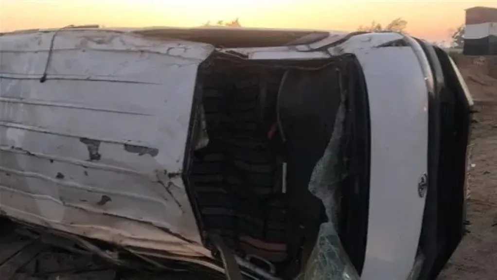 حادث انقلاب ميكروباص بالطريق الصحراوي يسفر عن مصرع سيدتين وإصابة 8 أشخاص
