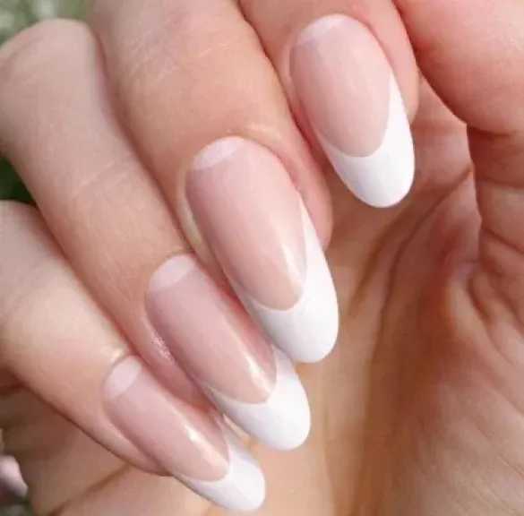 أظافر الجل والأكريليك.. مقارنة شاملة لتحديد الخيار الأمثل لجمالك