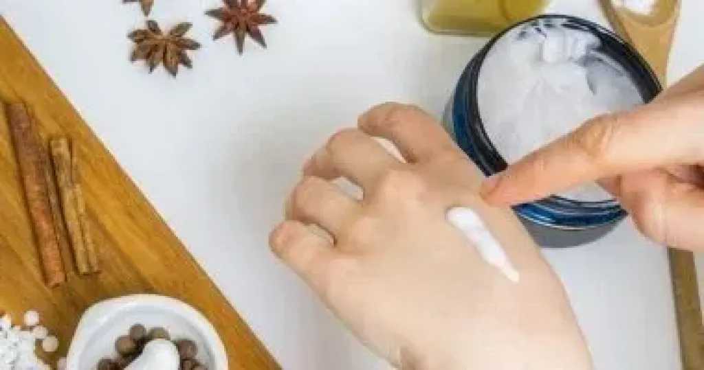 وصفة طبيعية لصنع كريم مرطب بزبدة الشيا وجوز الهند في المنزل