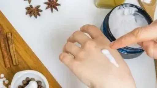 وصفة طبيعية لصنع كريم مرطب بزبدة الشيا وجوز الهند في المنزل وصفة طبيعية لصنع كريم مرطب بزبدة الشيا وجوز الهند في المنزل