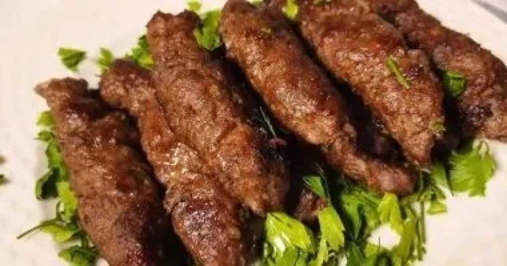 لماذا ينصح بإضافة البقدونس إلى اللحوم الحمراء؟ مزيج صحي يعزز النكهة والهضم