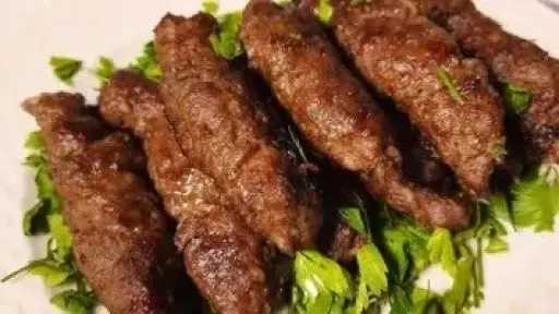 لماذا ينصح بإضافة البقدونس إلى اللحوم الحمراء؟ مزيج صحي يعزز النكهة والهضم