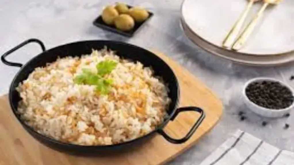 خطوات بسيطة تمنح الأرز بالشعرية مذاق المطاعم.. خبراء الطهي يكشفون أسرار النجاح