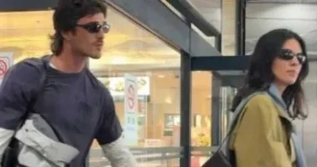كيندال جينر وجاكوب إلوردي يعلنان عن علاقتهما أمام الأضواء في طوكيو