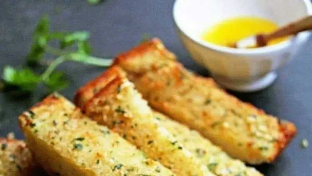 وصفة سهلة وسريعة لتحضير خبز بالثوم الشهي
