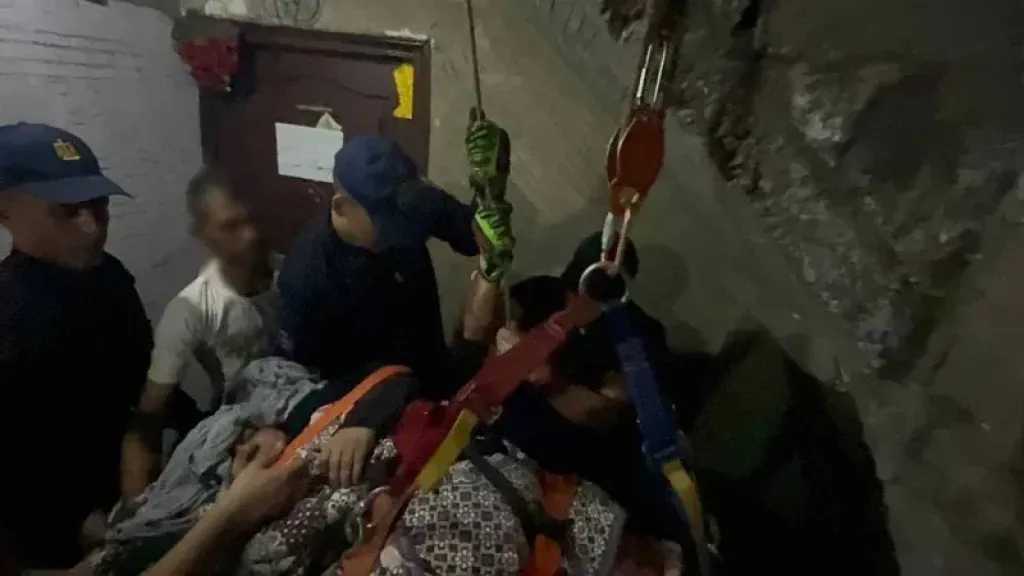 الأمن يستجيب لاستغاثة سيدة غير قادرة على الحركة وينقلها للمستشفى