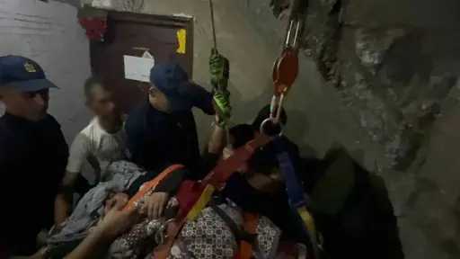الأمن يستجيب لاستغاثة سيدة غير قادرة على الحركة وينقلها للمستشفى