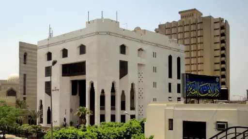 هل يجوز الكلام أثناء الأذان؟.. دار الإفتاء تحسم الجدل وتوضح الحكم الشرعي