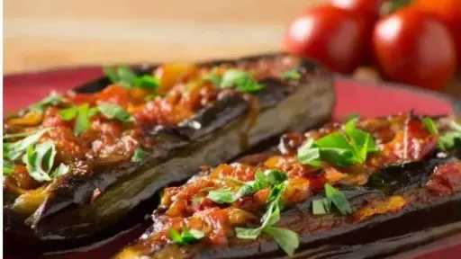 الباذنجان بهريسة الشطة.. طبق جانبي بمذاق شرقي لا يُقاوم الباذنجان بهريسة الشطة.. طبق جانبي بمذاق شرقي لا يُقاوم