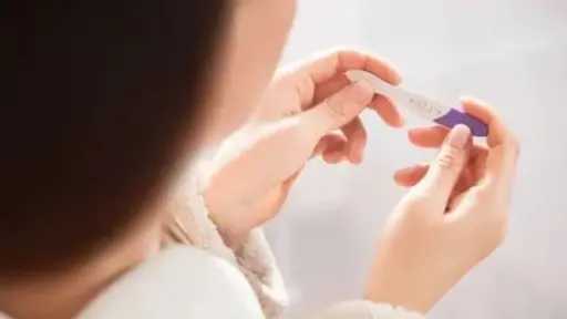 تلوث البيئة والبلاستيك يهددان الخصوبة.. دراسات تحذر من التأثيرات التراكمية على الصحة الإنجابية