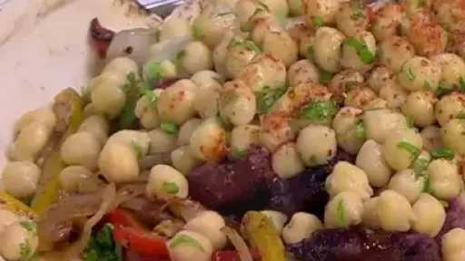 ”حمص بالسجق”... وصفة مبتكرة لتحضير طبق شهي في المنزل ”حمص بالسجق”... وصفة مبتكرة لتحضير طبق شهي في المنزل