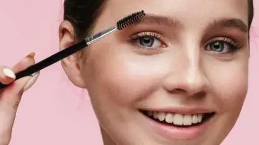 طرق طبيعية لتكثيف الحواجب وإبراز جمال الوجه طرق طبيعية لتكثيف الحواجب وإبراز جمال الوجه