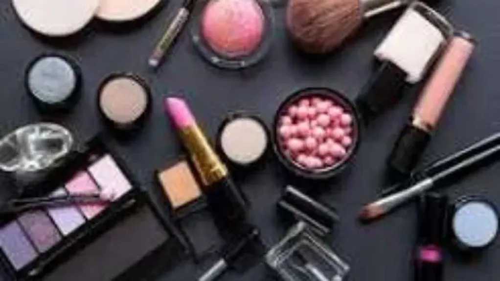 علامات تحذيرية تكشف فساد مستحضرات التجميل