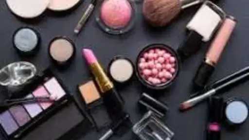 علامات تحذيرية تكشف فساد مستحضرات التجميل