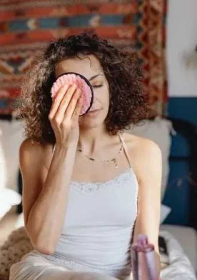 خطوات العناية بالبشرة بعد إزالة المكياج.. أساس لبشرة صحية ونضرة