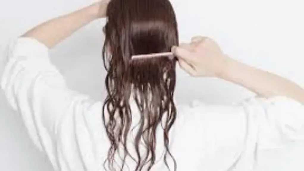 عادات يومية خاطئة تؤدي إلى تساقط الشعر.. أبرزها تمشيط الشعر المبلل