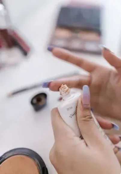 انتهاء صلاحية مستحضرات التجميل.. علامات تكشف الفساد وتأثيراتها على البشرة