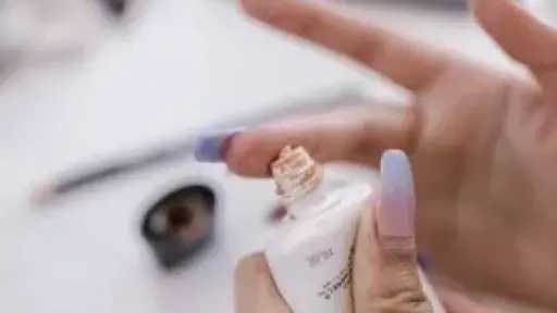 انتهاء صلاحية مستحضرات التجميل.. علامات تكشف الفساد وتأثيراتها على البشرة انتهاء صلاحية مستحضرات التجميل.. علامات تكشف الفساد وتأثيراتها على البشرة