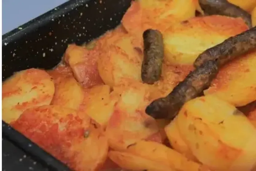 صينية البطاطس بالسجق