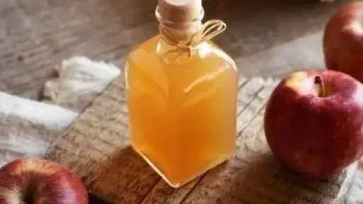 خل التفاح.. الحل الطبيعي لاستعادة حيوية الشعر ولمعانه خل التفاح.. الحل الطبيعي لاستعادة حيوية الشعر ولمعانه