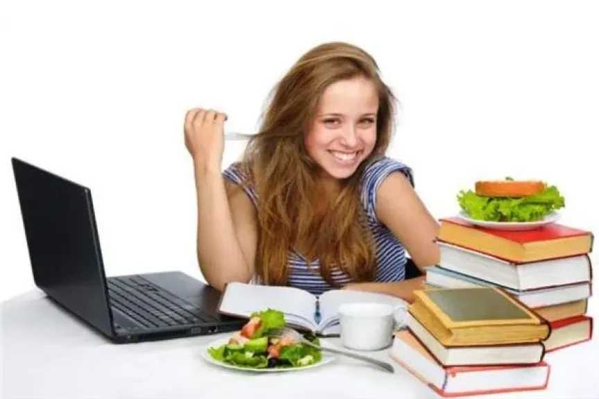 أطعمة ومشروبات تقلل التوتر لطلاب الثانوية خلال فترة الامتحانات وتحسن التركيز