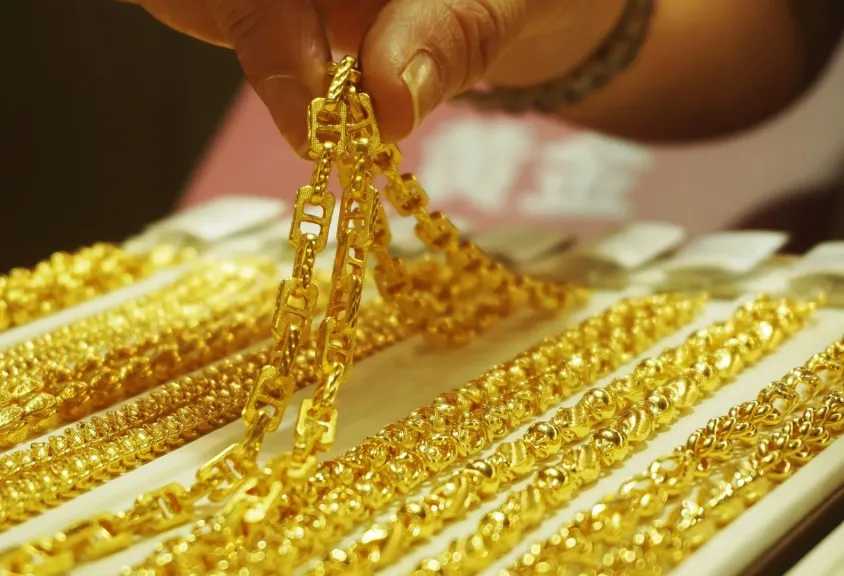 الذهب يواصل التراجع أم يستعد للارتداد؟.. أحدث أسعار المعدن الأصفر في مصر اليوم