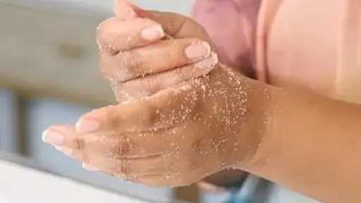 وصفات طبيعية لتفتيح اليدين والتخلص من آثار اسمرار الصيف