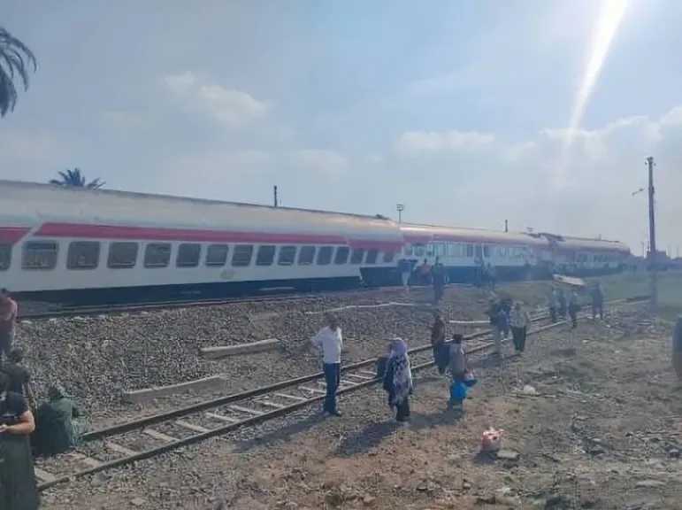 خروج 4 عربات من قطار القاهرة – الإسكندرية عن القضبان في كفر الزيات.. والسكك الحديدية تكشف التفاصيل