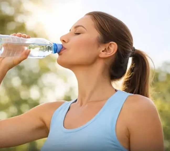 التسمم المائي.. لماذا قد يصبح شرب كميات كبيرة من الماء خطرًا على صحتك؟