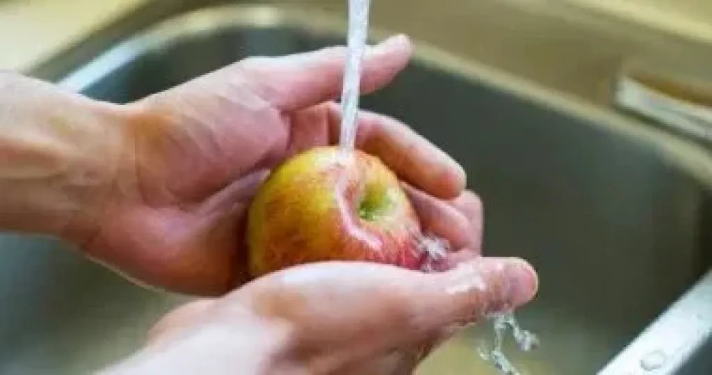 غسل الخضراوات والفاكهة
