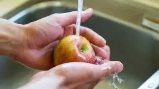 هل الماء الجاري يكفي لتنظيف الخضراوات والفاكهة بأمان؟