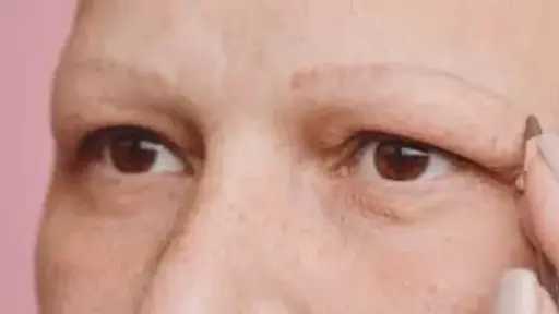 8 أسباب لتساقط شعر الحواجب تكشف مشكلات صحية محتملة