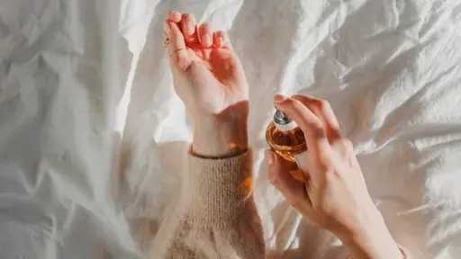 كيفية الحفاظ على رائحة العطر في الصيف الحار كيفية الحفاظ على رائحة العطر في الصيف الحار