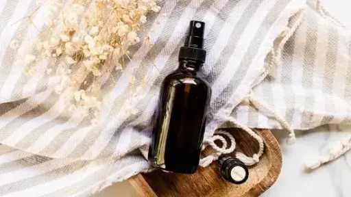 اصنعي معطر شعرك في المنزل بطريقة آمنة وطبيعية