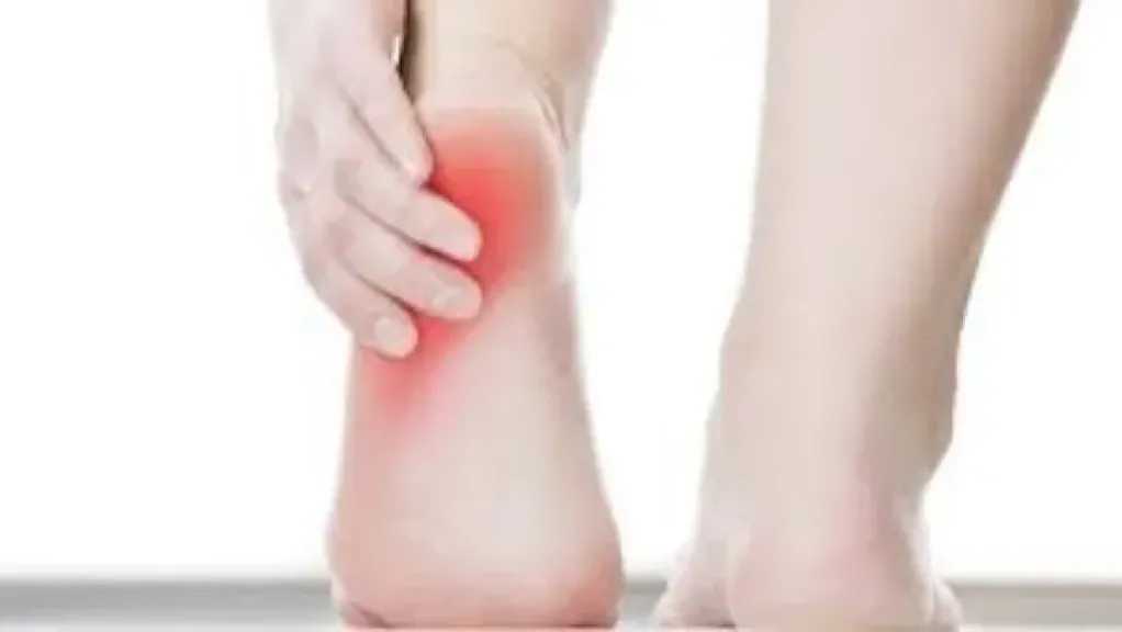 الشوكة العظمية عند النساء: ألم القدم الشائع وطرق العلاج والوقاية