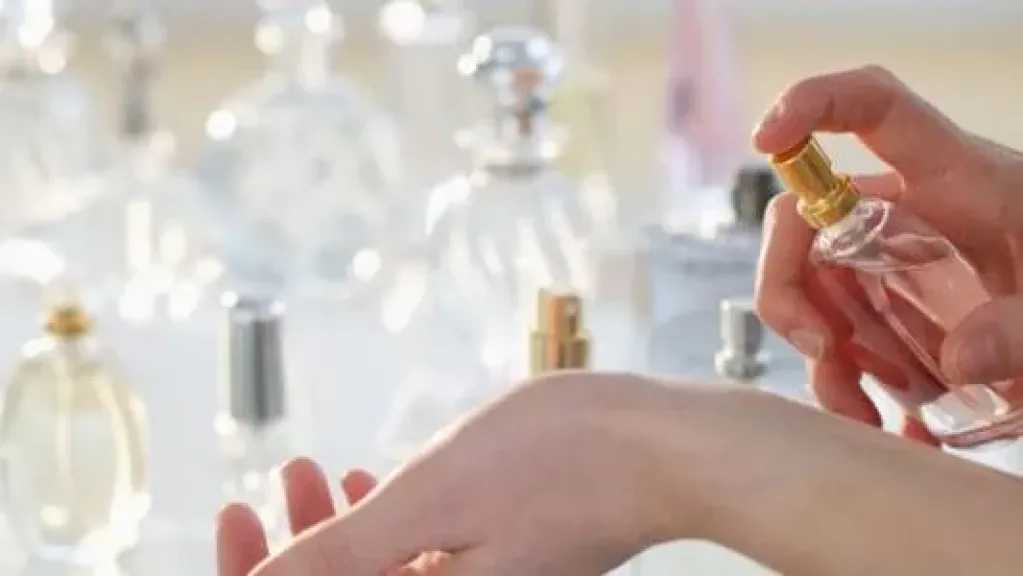 دار الإفتاء توضح شروط استخدام الفتاة للعطر أمام الخاطب