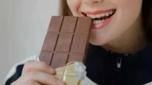 في يومها العالمي.. كيف تحولت الشوكولاتة من مشروب الإمبراطور إلى الألواح العالمية في يومها العالمي.. كيف تحولت الشوكولاتة من مشروب الإمبراطور إلى الألواح العالمية