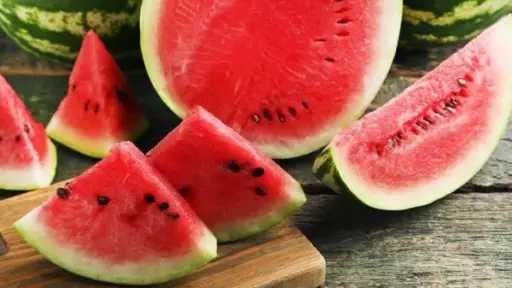 البطيخ الأحمر.. فوائد صحية وتحذيرات مهمة لمرضى الكلى والسكري البطيخ الأحمر.. فوائد صحية وتحذيرات مهمة لمرضى الكلى والسكري