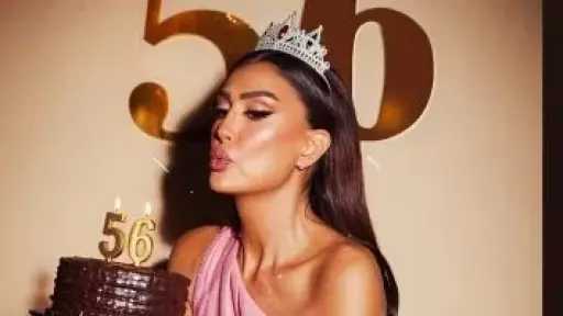 غادة عبد الرازق تحتفل بعيد ميلادها الـ56 بإطلالة ملكية تجذب الأنظار غادة عبد الرازق تحتفل بعيد ميلادها الـ56 بإطلالة ملكية تجذب الأنظار