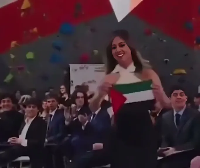 ابنة رئيس كولومبيا ترفع علم فلسطين