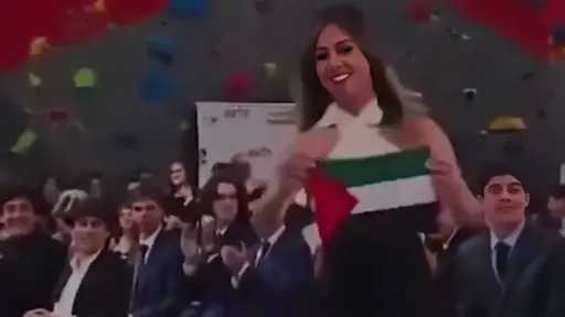 ابنة رئيس كولومبيا ترفع علم فلسطين خلال حفل تخرجها وتثير تفاعلًا واسعًا