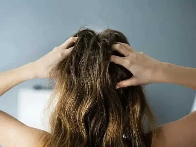 خطوات بسيطة للحفاظ على صحة شعرك خلال يومك على الشاطئ